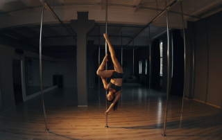 1. Pole dance treniruotės Klaipėdoje: pradedančiųjų ir pažengusiųjų programos 2. Klaipėdoje siūlomos pole dance treniruotės visiems įgūdžių lygiams 3. Išbandykite pole dance treniruotes Klaipėdoje: atraskite savo stilių 4. Pradėkite pole dance Klaipėdoje: kaip pasirinkti tinkamą programą 5. Klaipėdoje: pole dance treniruotės, skirtos moterims visame amžiuje 6. Pole dance Klaipėdoje: treniruotės, lavinančios kūrybiškumą ir jėgą 7. Moterims skirtos pole dance treniruotės Klaipėdoje: prisijunkite ir išbandykite 8. Klaipėdoje veikiančios pole dance treniruotės: lavinkite savo įgūdžius 9. Pasirinkite pole dance treniruotes Klaipėdoje: patarimai pradedančiosioms 10. Klaipėdoje vyksta pole dance treniruotės: nauda ir galimybės moterims **Geriausias variantas:** Pole dance treniruotės Klaipėdoje: pradedančiųjų ir pažengusių